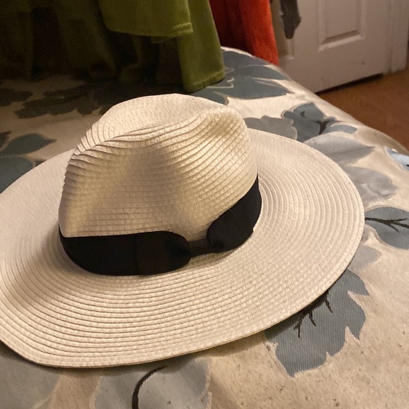 White hat black band around it very nice - Picture 3 of 8